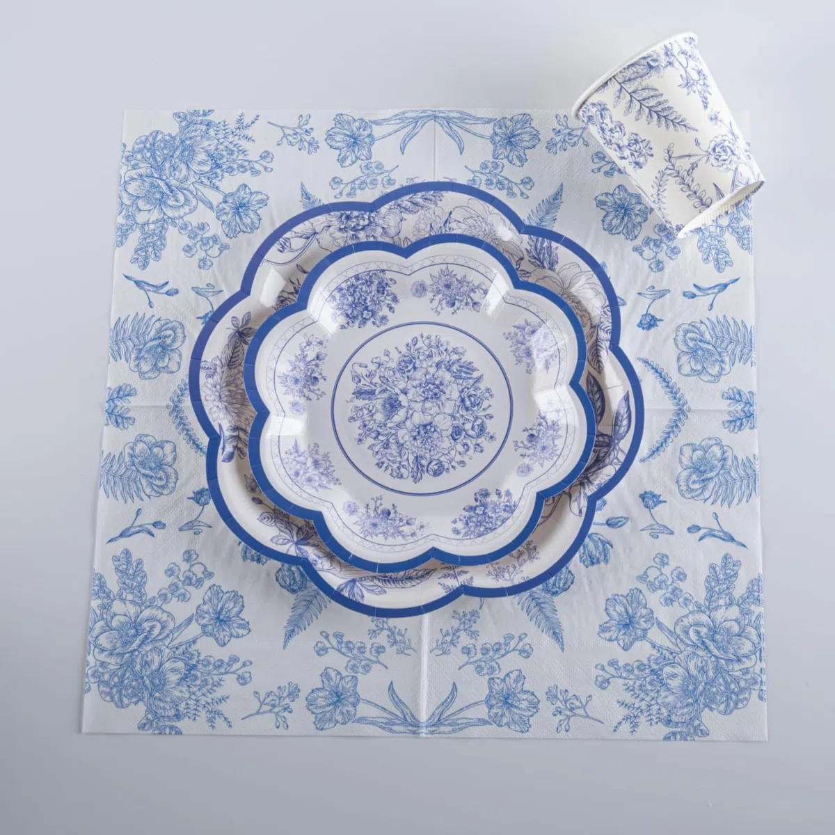 Set di stoviglie da festa vintage PHUNAT per 30 ospiti - Piatti di carta ondulati blu e bianchi, tovaglioli e tazze - Stoviglie eleganti per il tè pomeridiano, compleanni, docce nuziali e feste in