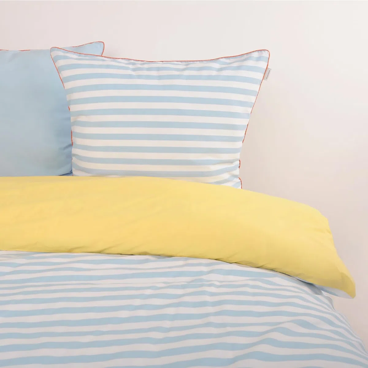 TOM TAILOR Bettwäsche Stripes with a Kick Sky Blue & Light Lemon, 80x80 cm + 155x220 cm, 100% Baumwolle/Perkal, mit Wendemotiv, farbiger Paspel am Kissen und Markenreißverschluss