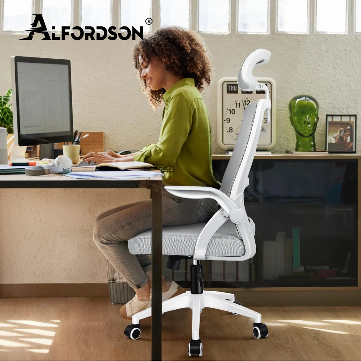 ALFORDSON Sedia da Ufficio Scrivania Ergonomica, Con Braccioli Pieghevoli, Sedile Imbottito e Schienale in Rete Traspirante, Girevole con Ruote, Funzione Oscillante, Portata 180 kg(Bianca e grigia)