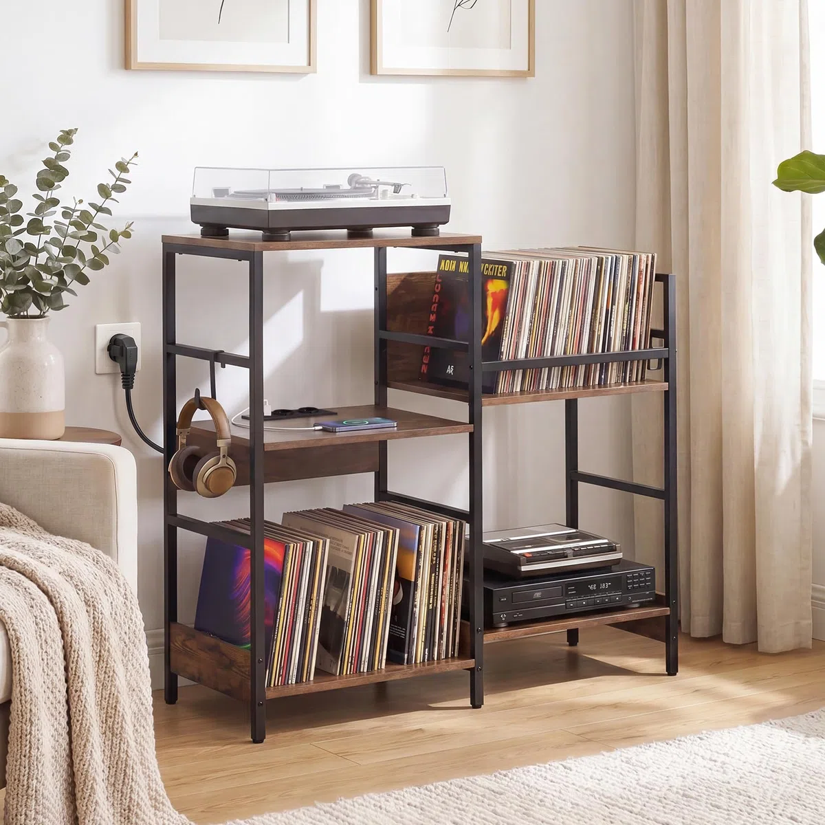 COSTWAY Mobile per Giradischi, Supporto per Vinile con Stazione di Ricarica, Mobile Porta Giradischi con 3 Ripiani, Scomparto, Ripiano Porta Vinili e 3 Ganci per Soggiorno e Studio, 78 x 30 x 78 cm