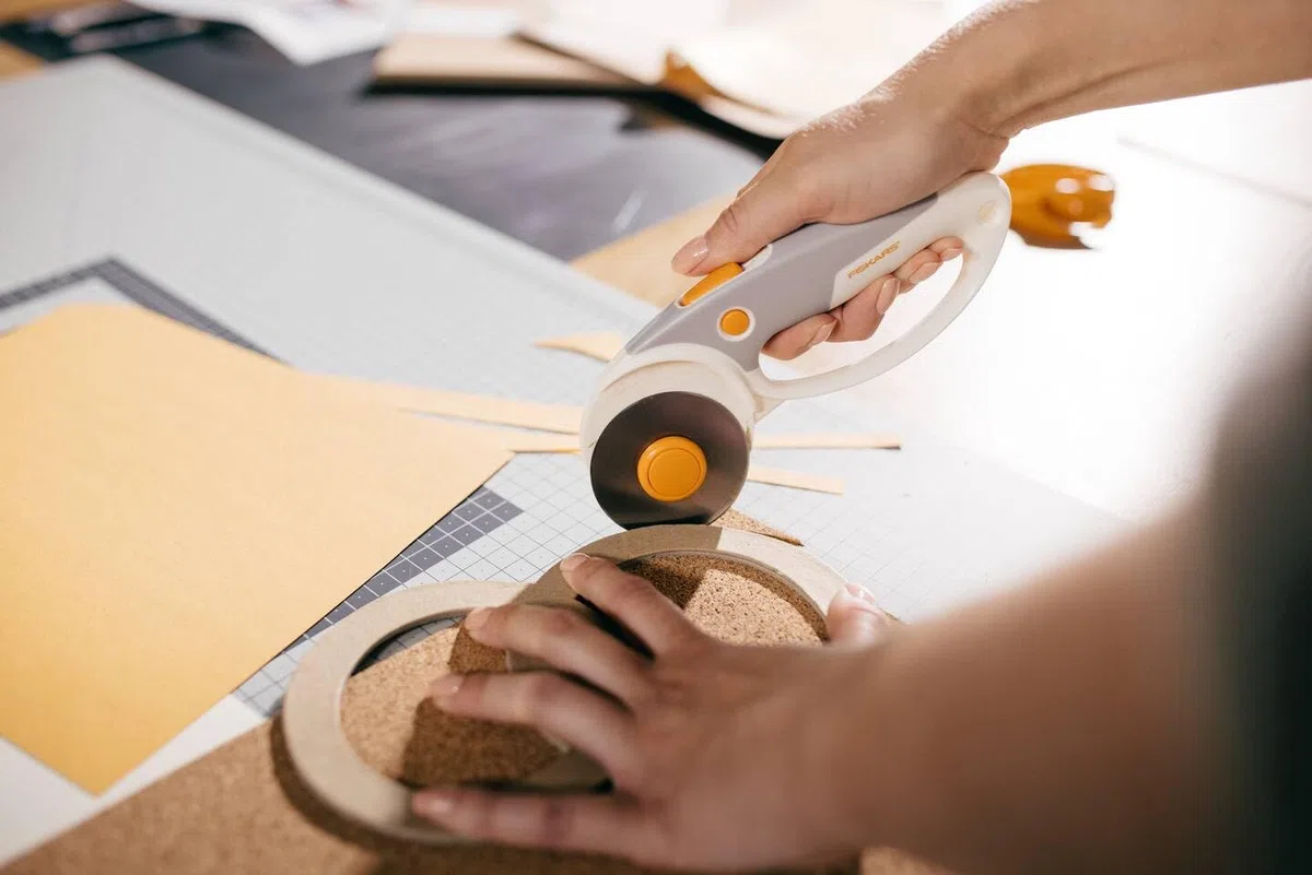 Fiskars Taglierino a Rotella in Titanio, Impugnatura con Occhiello, Per Destrimani e Mancini, Diametro della Lama: 60 mm, Arancione/Bianco/Grigio, 1066040