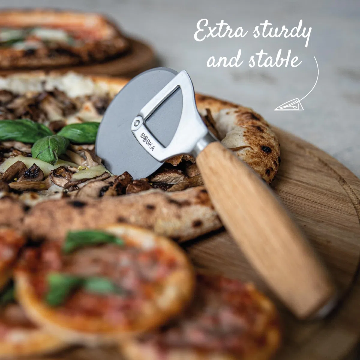 Boska Rotella Tagliapizza – Oslo+ Tagliapizza - rotella pizza - Lavabile in lavastoviglie - Acciaio inossidabile con manico in legno - Argento