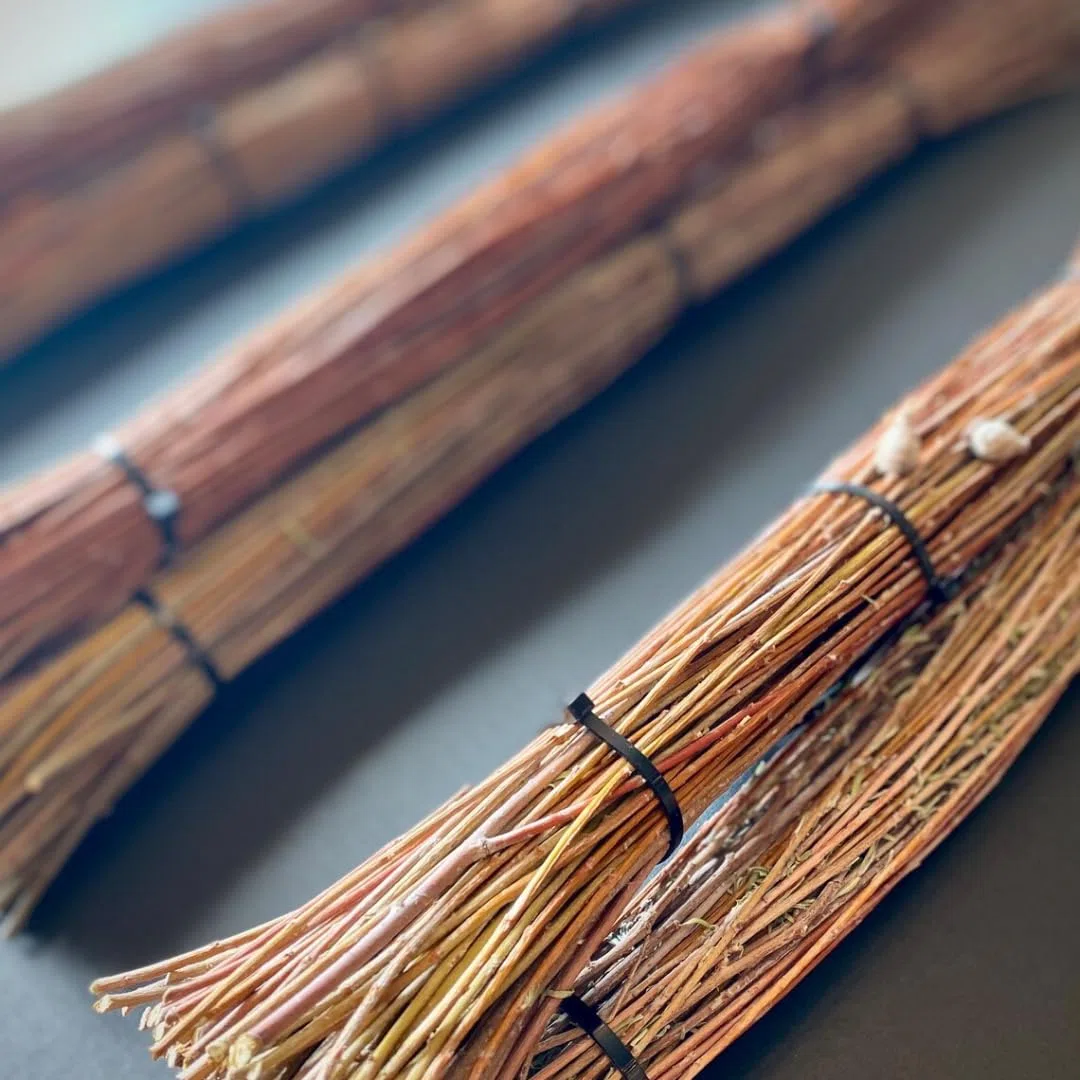 Generico Vimini da Intreccio Naturale con Corteccia – 500g di Rami di Salice per Creazione e Riparazione di Cesti e Sedie – Materiale Decorativo per Interni ed Esterni (140 CM)