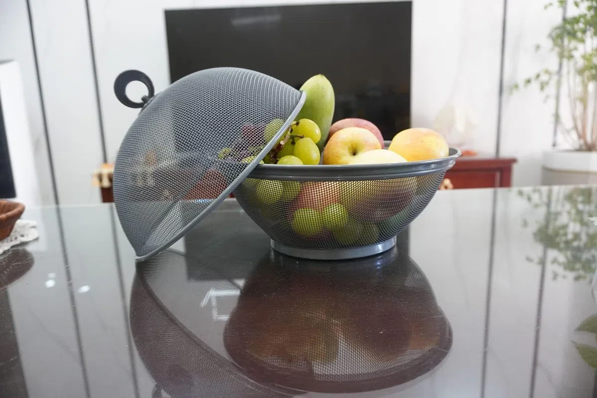 Fruttiera con Coperchio,Portafrutta in Metallo con Rete Traspirante per snack，cesto di frutta con coperchio in rete cesto di frutta con coperchio per ornamenti da cucina P27xL27xH24 cm (grigio)