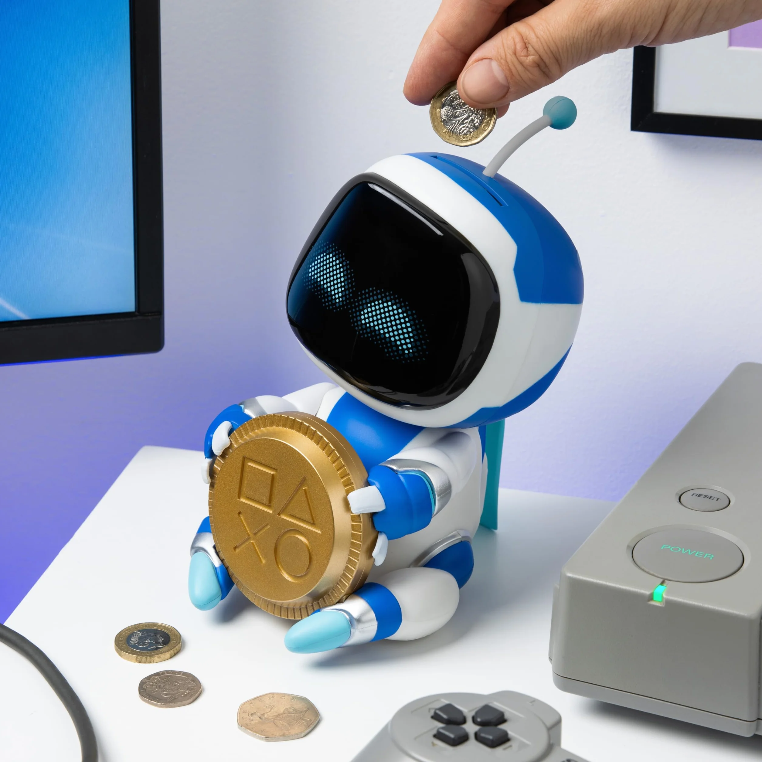 Astro Bot Salvadanaio – Salvamonete Interattivo da 18 cm con Effetti Sonori, Salvadanaio a Forma di Maiale Alimentato a Batteria per Bambini e Gamer | Paladone