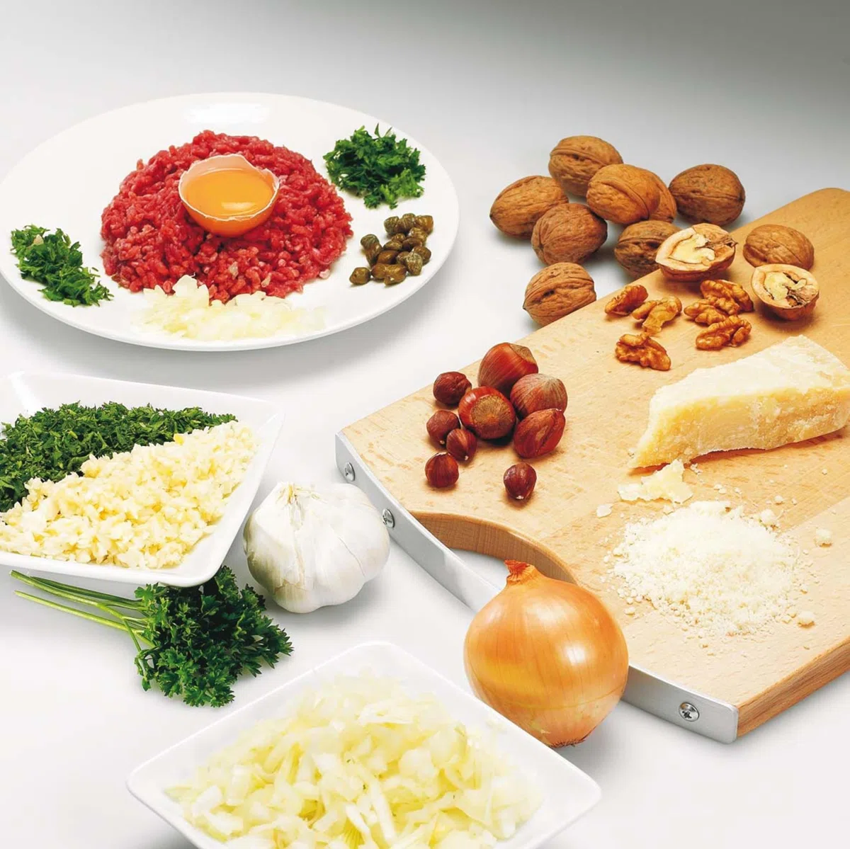 Moulinex La Moulinette Tritatutto Elettrico, Adatto per Tutti i Tuoi Alimenti, 1000 W, 0.3 L, Caraffa Trasparente, Semplice Sistema di Pressione, Bianco, DPA141