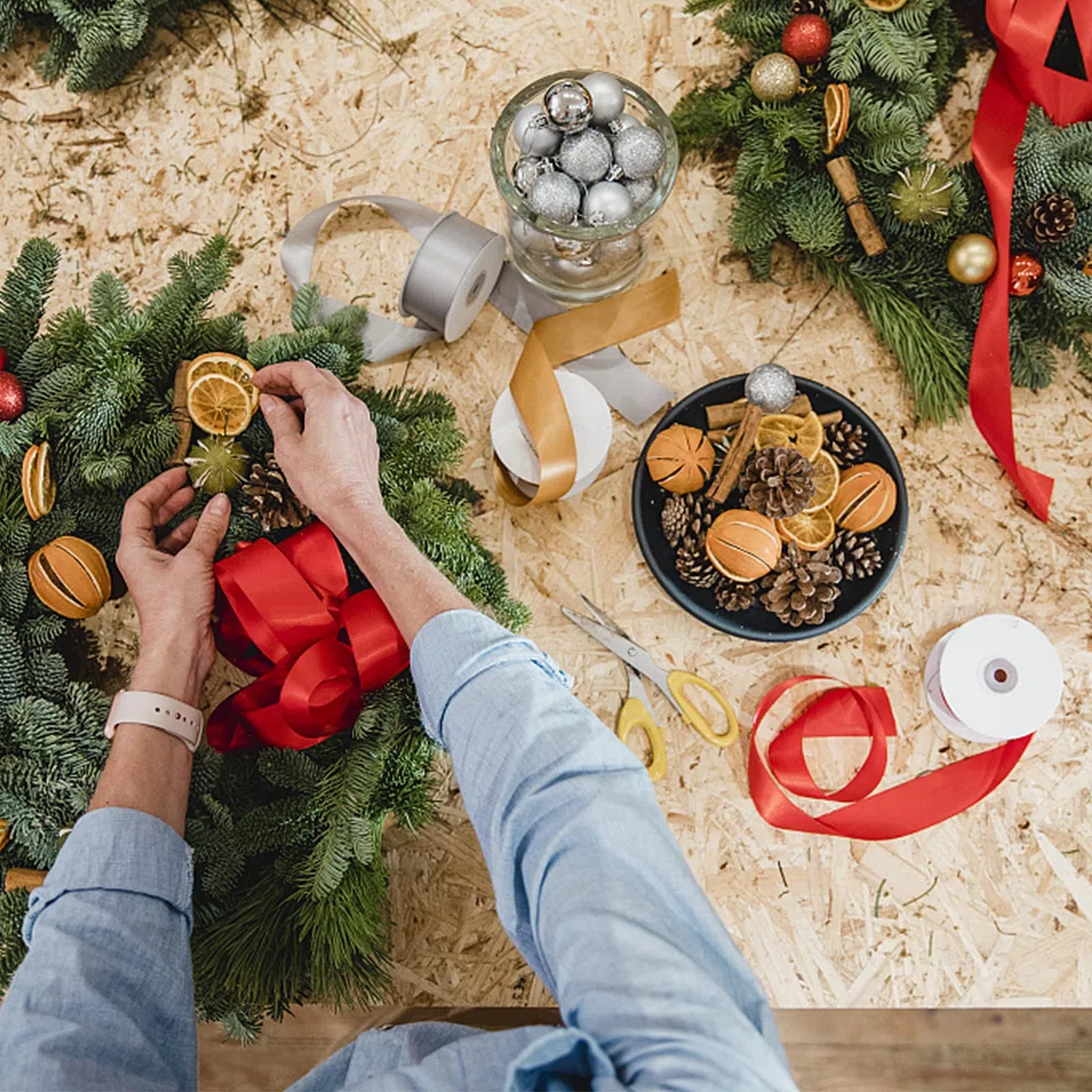 YUNSTK 225 pezzi di forniture per la produzione di ghirlande di Natale, fette di arancia essiccate e bastoncini di cannella, mini pigne kit, accessori per ghirlande floreali per decorazioni natalizie