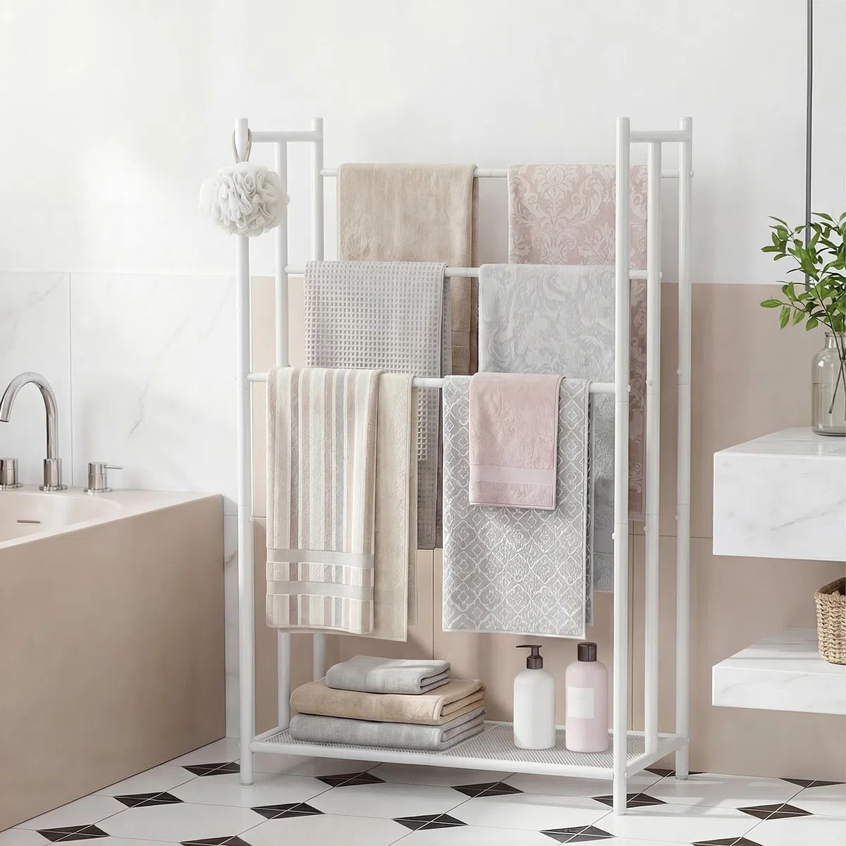 HOOBRO Portasciugamani da Terra, Portasalviette Bagno a 3 Livelli con Ripiani a Scala, Base in Rete con Piedini Regolabili, Scaffale Multiuso per Bagno e Casa, Bianco EWT09LB01