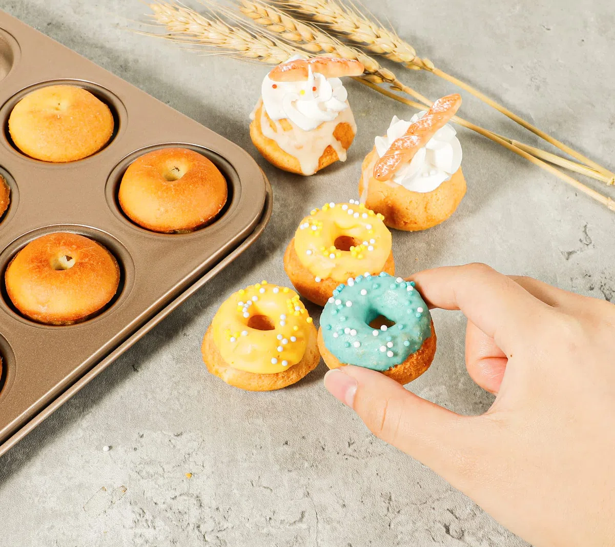 webake Mini stampo per ciambelle, 24 fori, 4,5 cm, antiaderente, in acciaio al carbonio, stampo per ciambelle per cottura fai da te