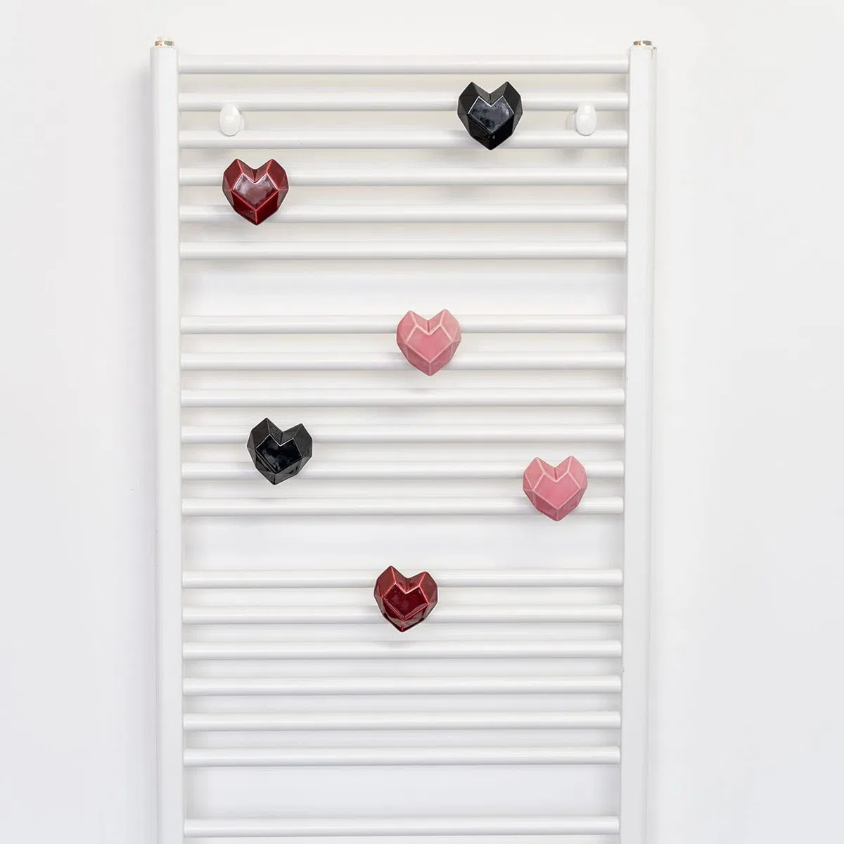 Letshelter Appendino in ceramica per scaldasalviette e termoarredo a forma di cuore nero realizzato artigianalmente in Italia - Si installa direttamente al radiatore