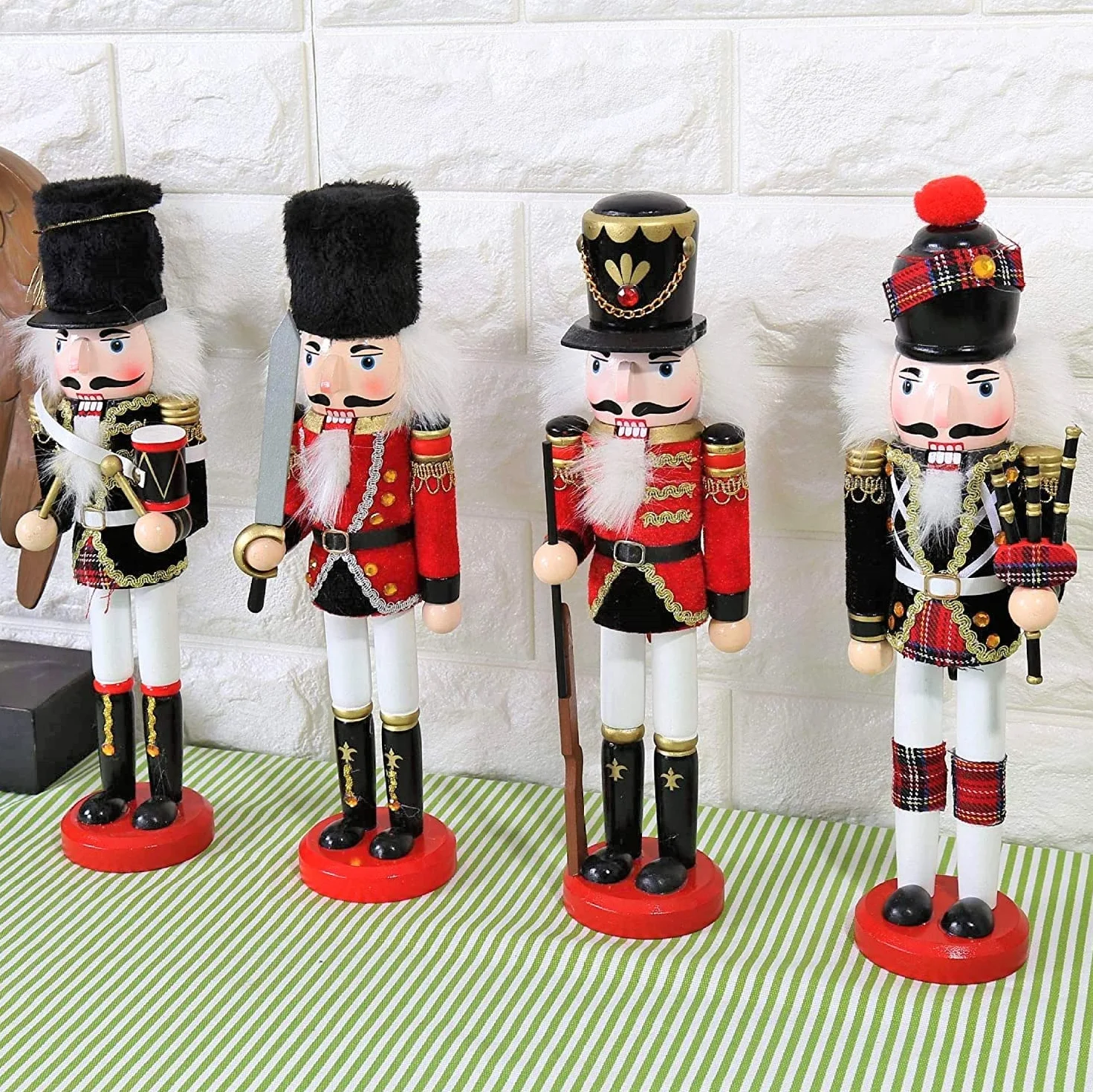 KAHEIGN 2 Pezzi Soldati Schiaccianoci di Legno, 2 Stile 30CM Figure Tradizionali dello Schiaccianoci di Natale Soldato Dipinto in Legno di Pino Premium per Casa Camino Decorazione (Tamburo & Spada)