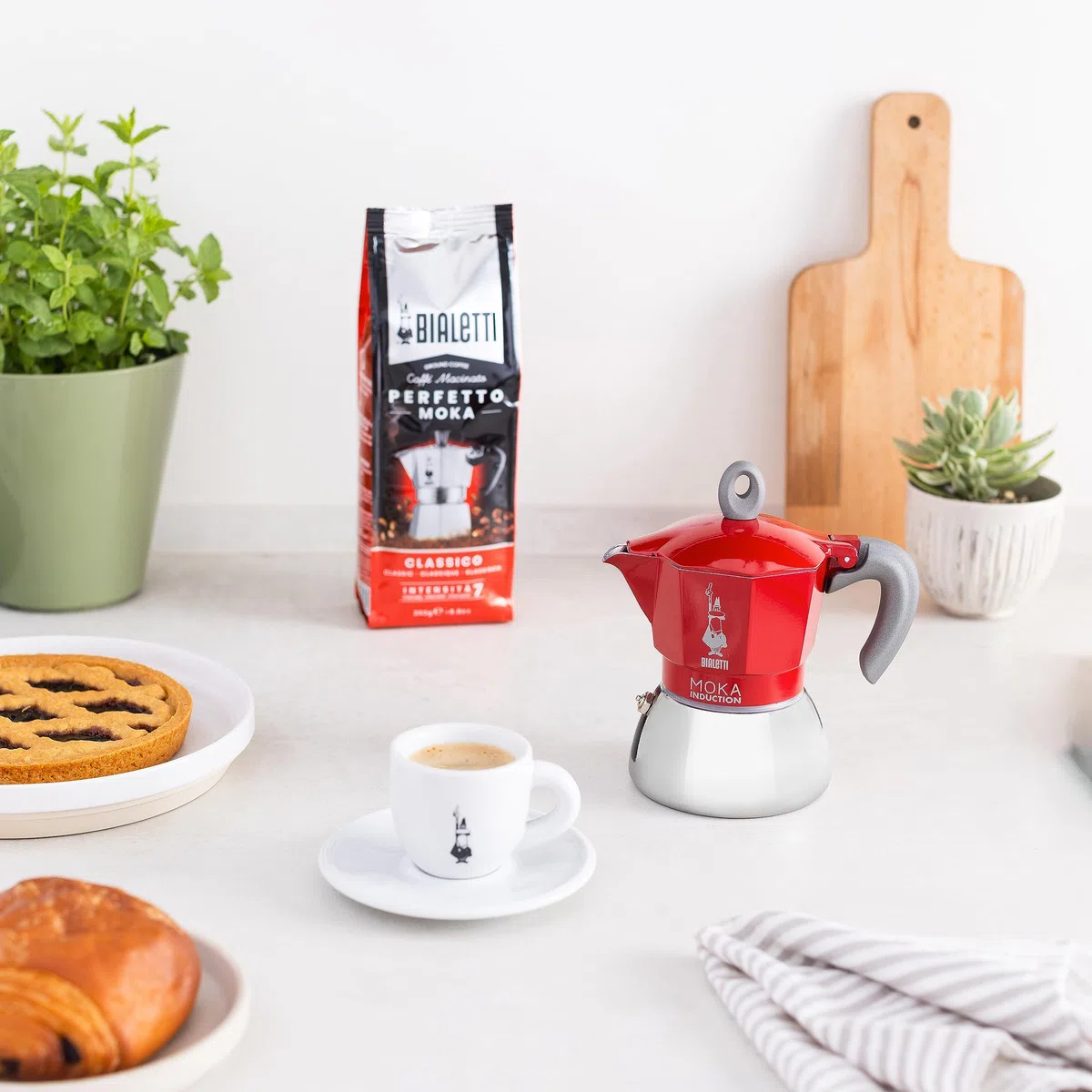 Bialetti Caffettiera Moka Induction, 4 Tazze (150 ml), Adatta a Tutti i piani cottura, Design Elegante, Rosso