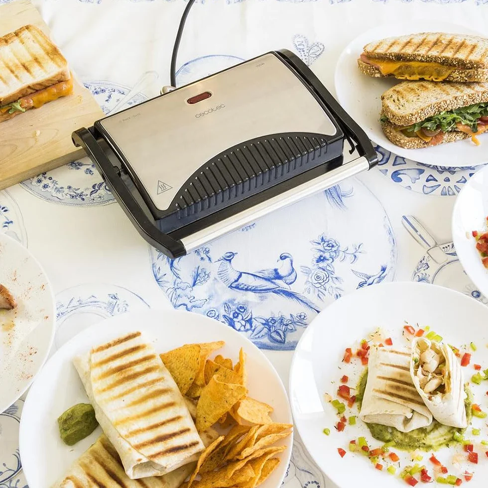 Cecotec Griglia elettrica con Grill Rock'n Grill. 700 W, superficie 23 x 14,5 cm, RockStone antiaderente, senza PTFE, PFOA, piastra galleggiante, maniglia fredda al tatto, indicatore luminoso