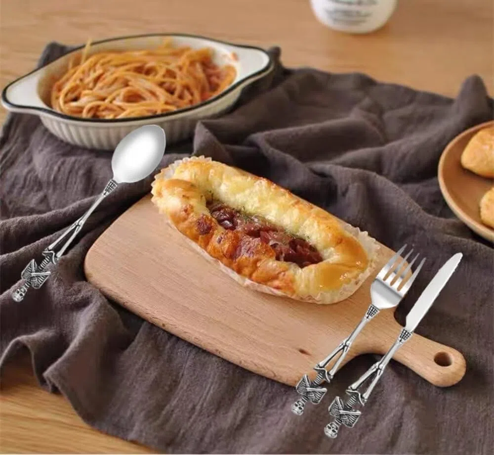 Set di posate scheletriche, cucchiaio forchetta design unico con teschio in acciaio inossidabile per Halloween Pasqua e Natale (scheletro con coltello)