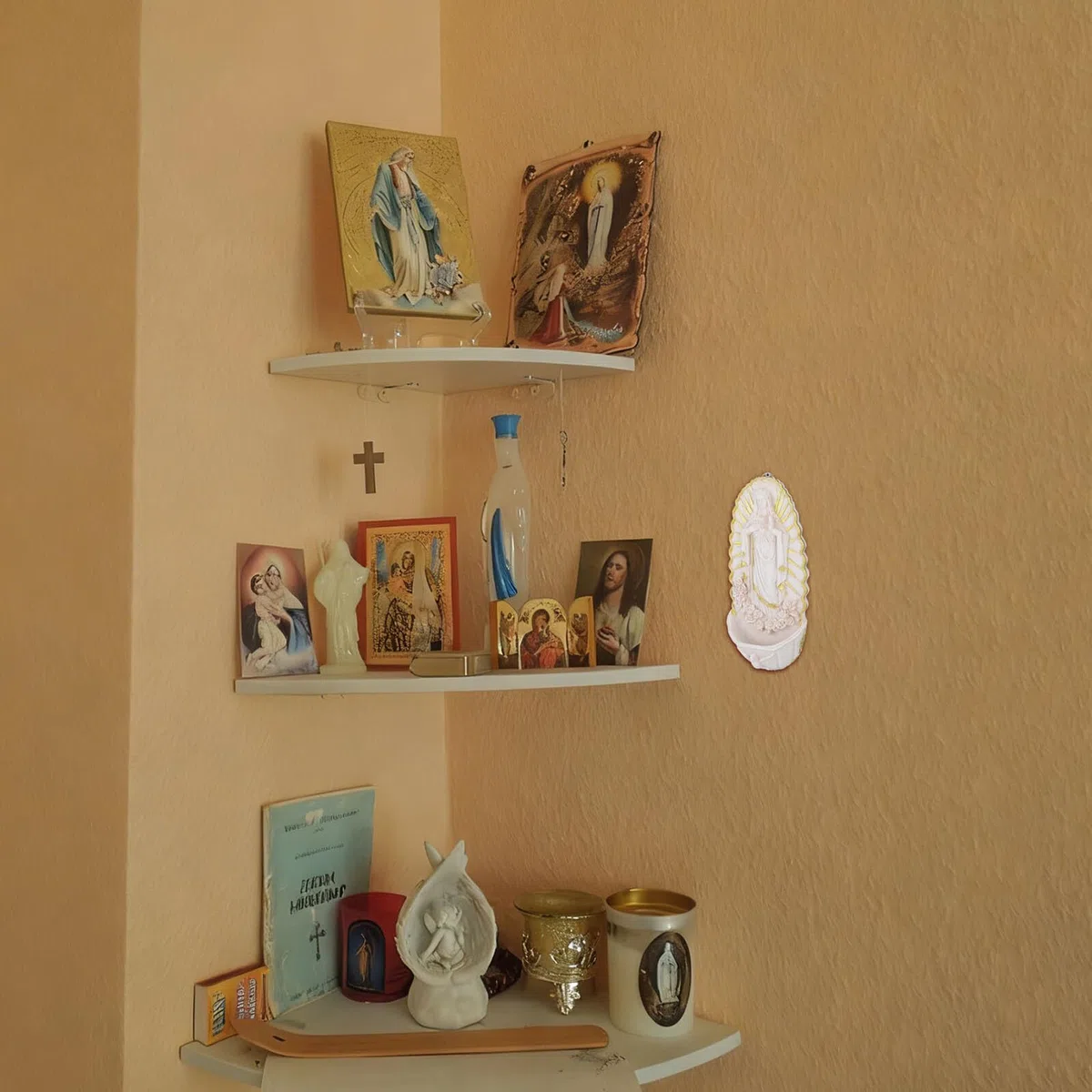 Acquasantiera da Parete in Resina Decorazioni Cattoliche della Madonna di Guadalupe Decorazione Murale per Ingresso e Chiesa Ornamento Sacro Riutilizzabile per Ambienti