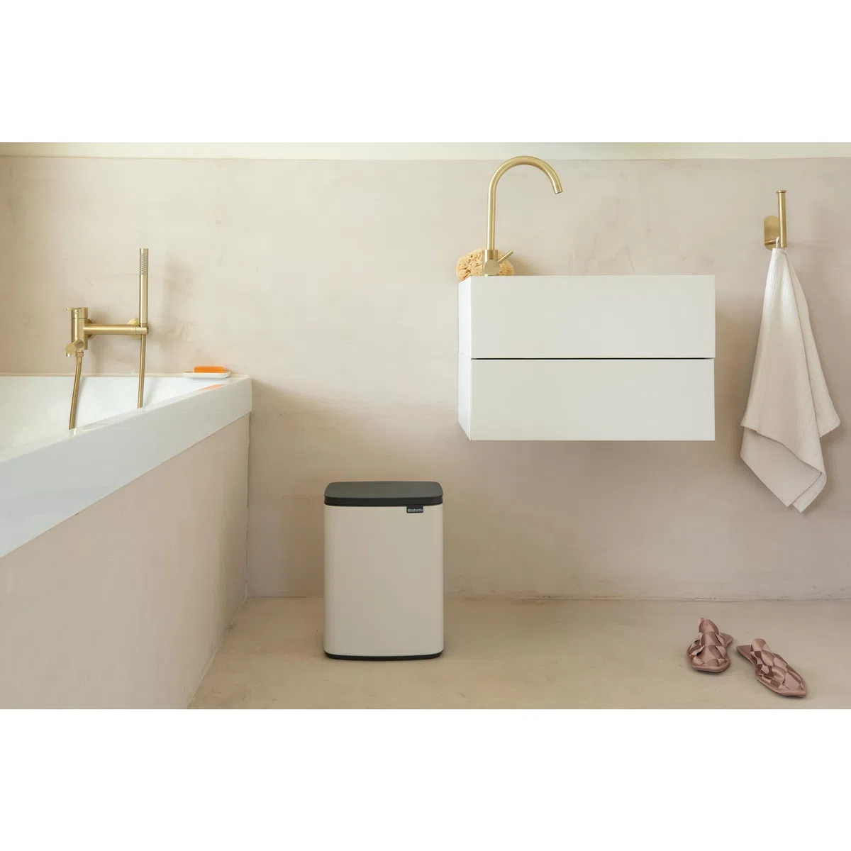 Brabantia Bo Pattumiera 12L | Cestino rettangolare compatto con coperchio Soft-Close e secchio interno rimovibile | Design montabile a parete o indipendente per bagno, cucina o ufficio | Soft Beige