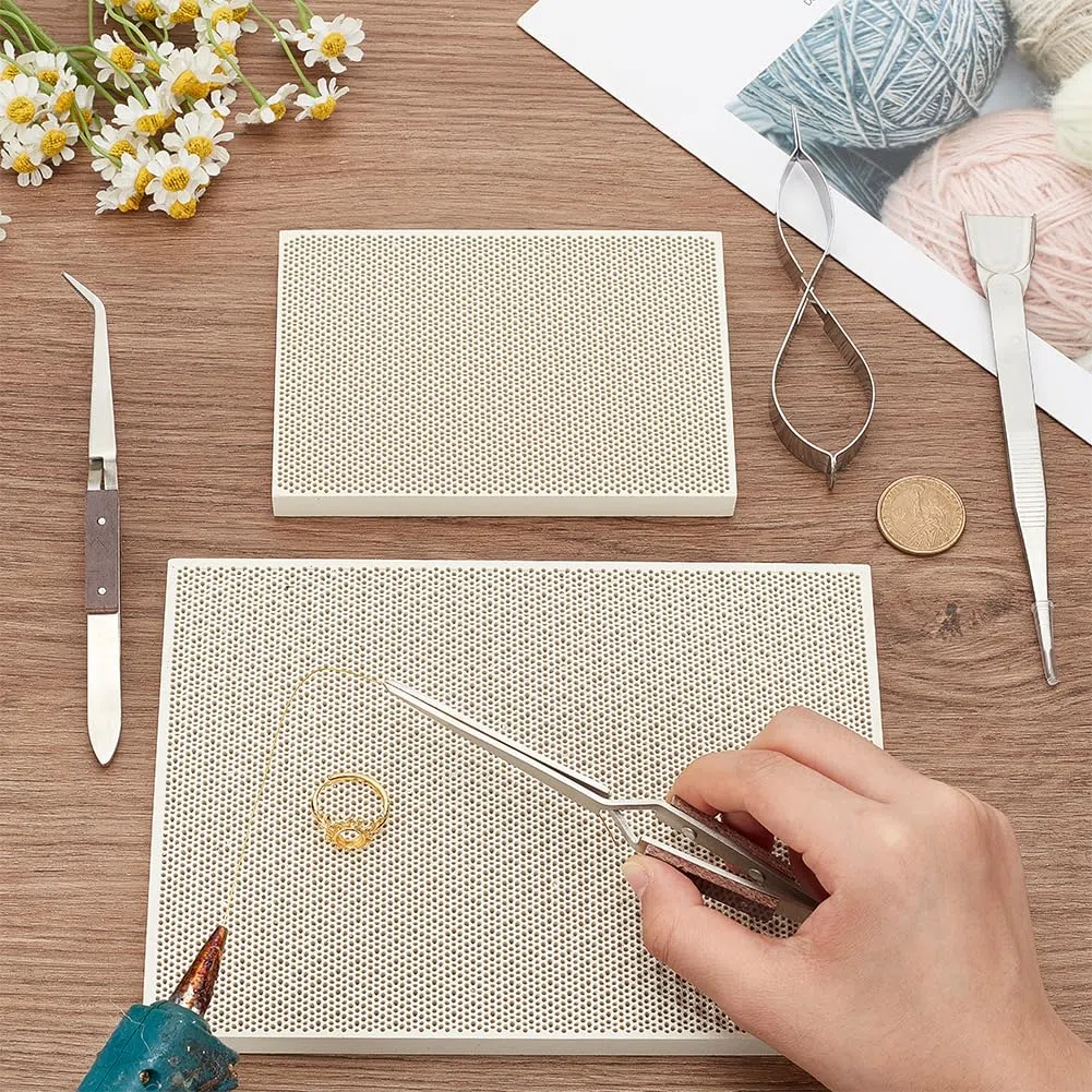 BENECREAT 6 kit di Saldatura Gioielli, Strumenti di Stampaggio A Fusione Includono 2 blocco di Saldatura a Nido D'Ape, 3 pinze per Saldatura e Pinze per Depilare con Pala, per la Produzione di