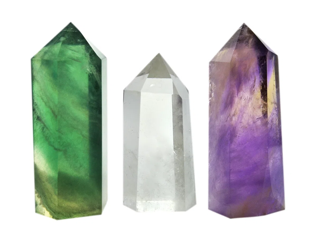 Set di 3 bacchette di cristallo curativo composto da 3 pietre: quarzo trasparente, fluorite e ametista, prisma sfaccettato appuntito, bacchette per reiki, chakra, meditazione e terapia, decorative