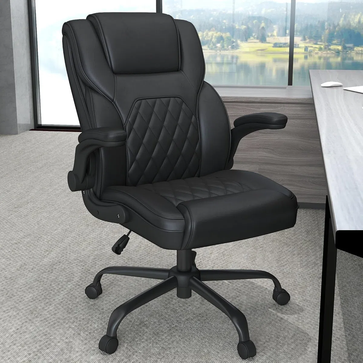 AnyGod Sedia Ergonomica da Ufficio, Poltrona Direttore Regolabile in Altezza in Pelle Sintetica, Sedia da Scrivania con Braccioli Ribaltabili,Portata 136 kg, per Lavoro da Casa e Gaming, Nera