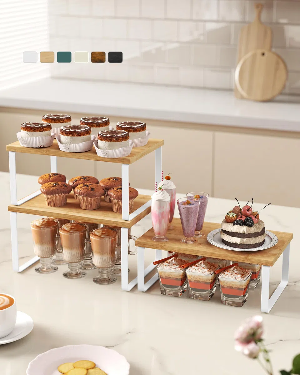 SONGMICS Organizzatori Armadio da Cucina, Set di 3 Scaffali da Banco, Impilabili, Portaspezie Espandibile, in Metallo e Legno Ingegnerizzato, Bianco Nuvola e Beige Naturale KCS014YL02