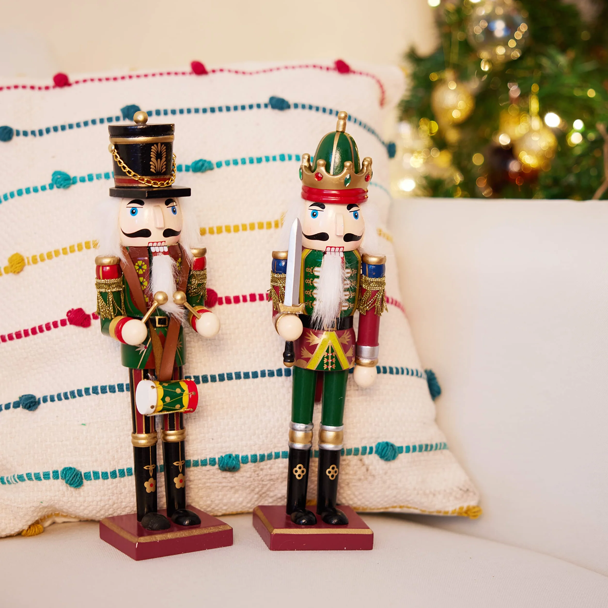 THE TWIDDLERS 2 Schiaccianoci Natale in Legno (30cm) – Soldatini Decorativi Dipinti a Mano – Set Soldato con Spada e Tamburo – Decorazione Natalizia Classica per Camino, Tavola e Mensole – Rosso e Oro
