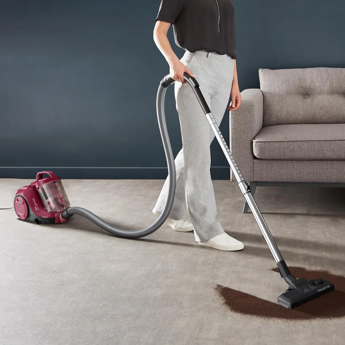 Rowenta Aspirapolvere a Traino Senza Sacco, Tecnologia Ciclonica, Design Compatto, Leggero, Filtro ad Alta efficienza spazzola parquet, Colore Rosso Vino, RO2933