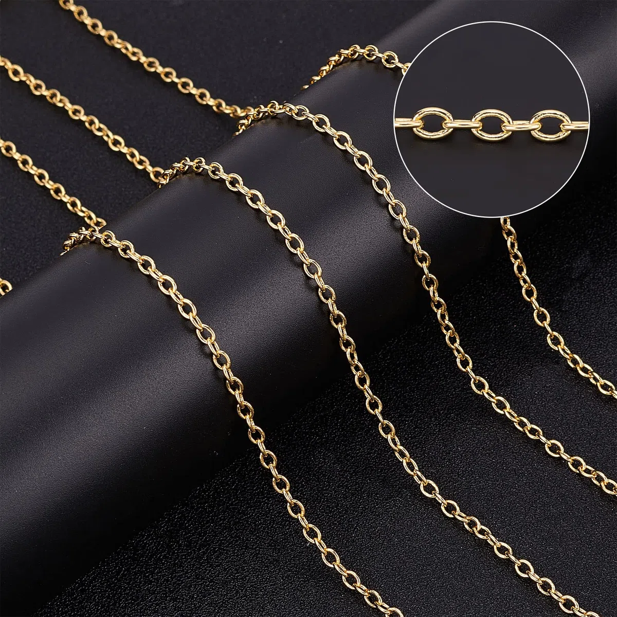 Beebeecraft Catene Portacavi In Ottone Da 16.4 Piedi Catena A Maglie Ovali Piatte Placcate In Oro 18K con 20 Chiusure A Moschettone e 50 Anelli di Salto per Creazione di Braccialetti Orecchini Collana