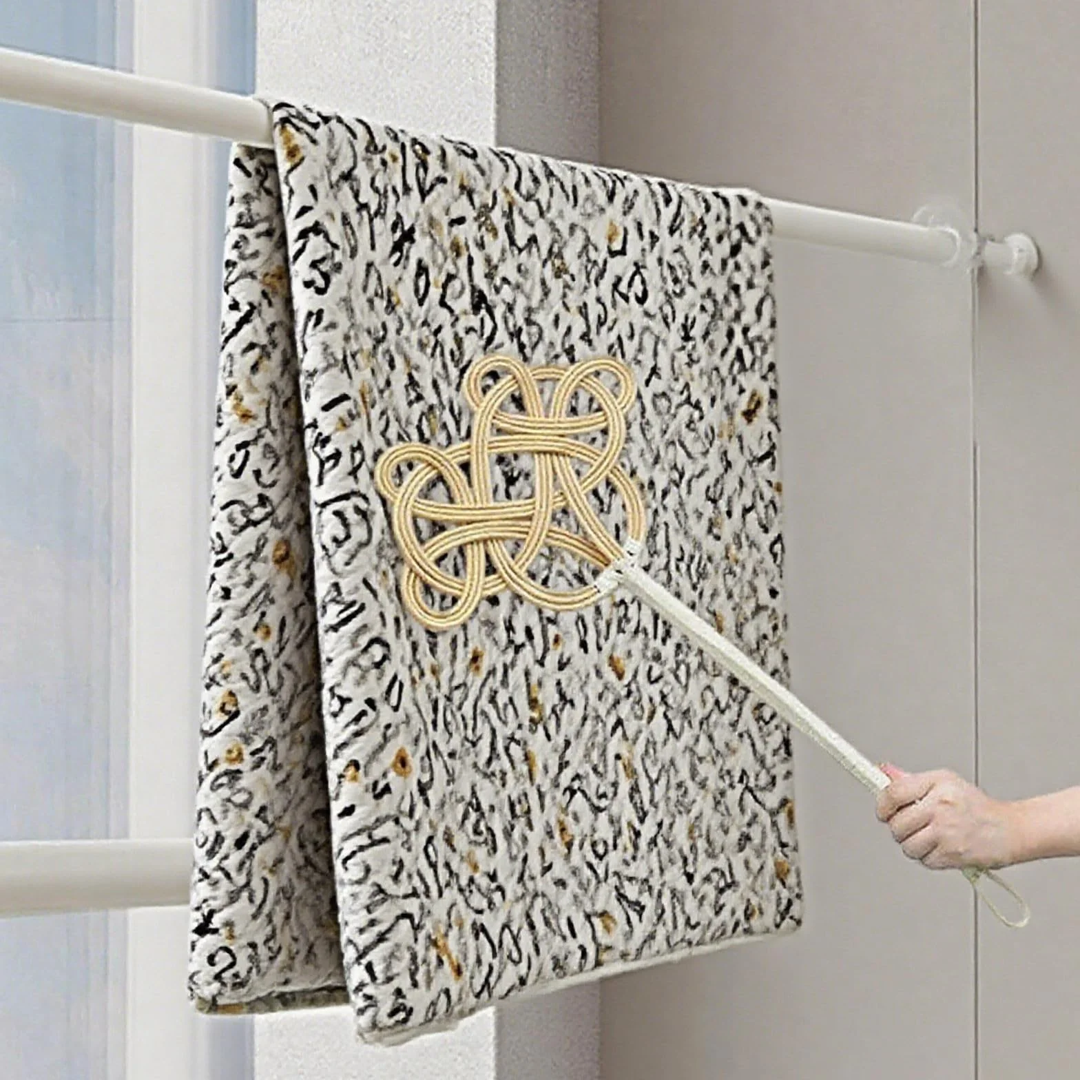 2026 Battitore per tappeti in rattan, frusta manuale per tappeti con manico manuale per spolverare tappeto manuale (beige, 60 cm) per Natale