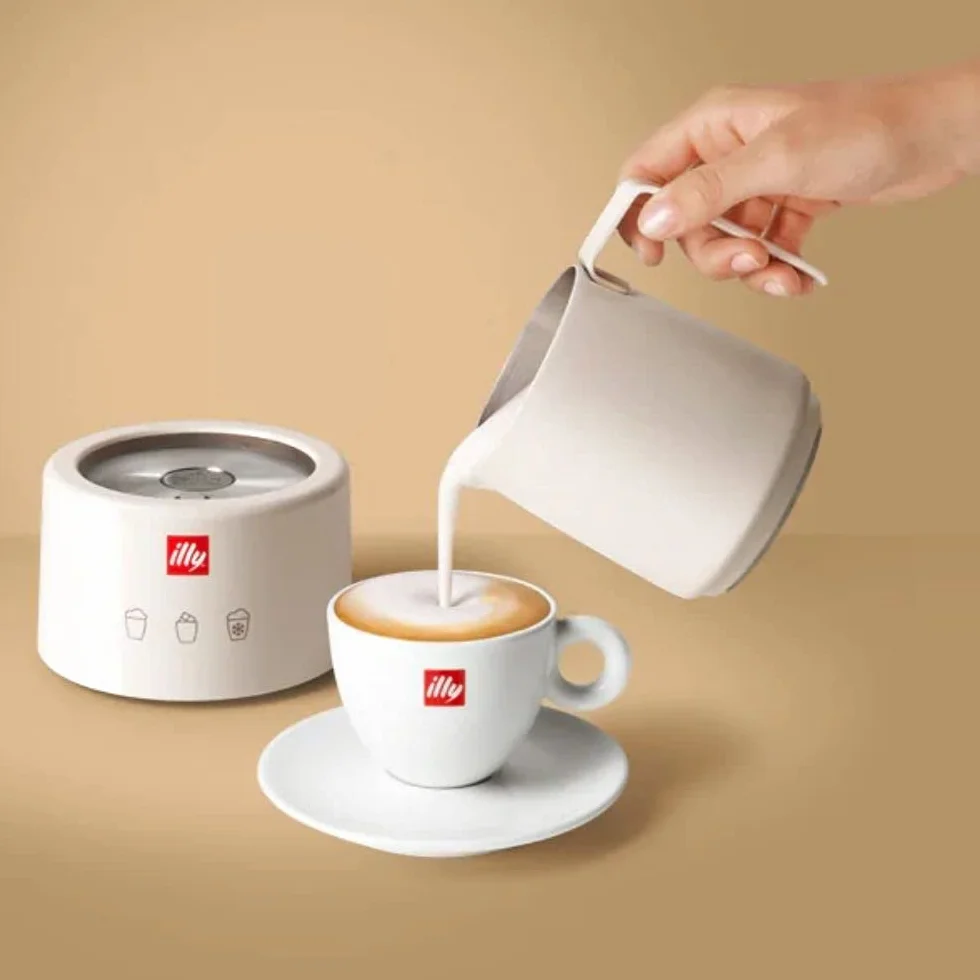 illy Milk Frother, Montalatte Elettrico per Schiuma latte Calda e Fredda e Cioccolata Calda