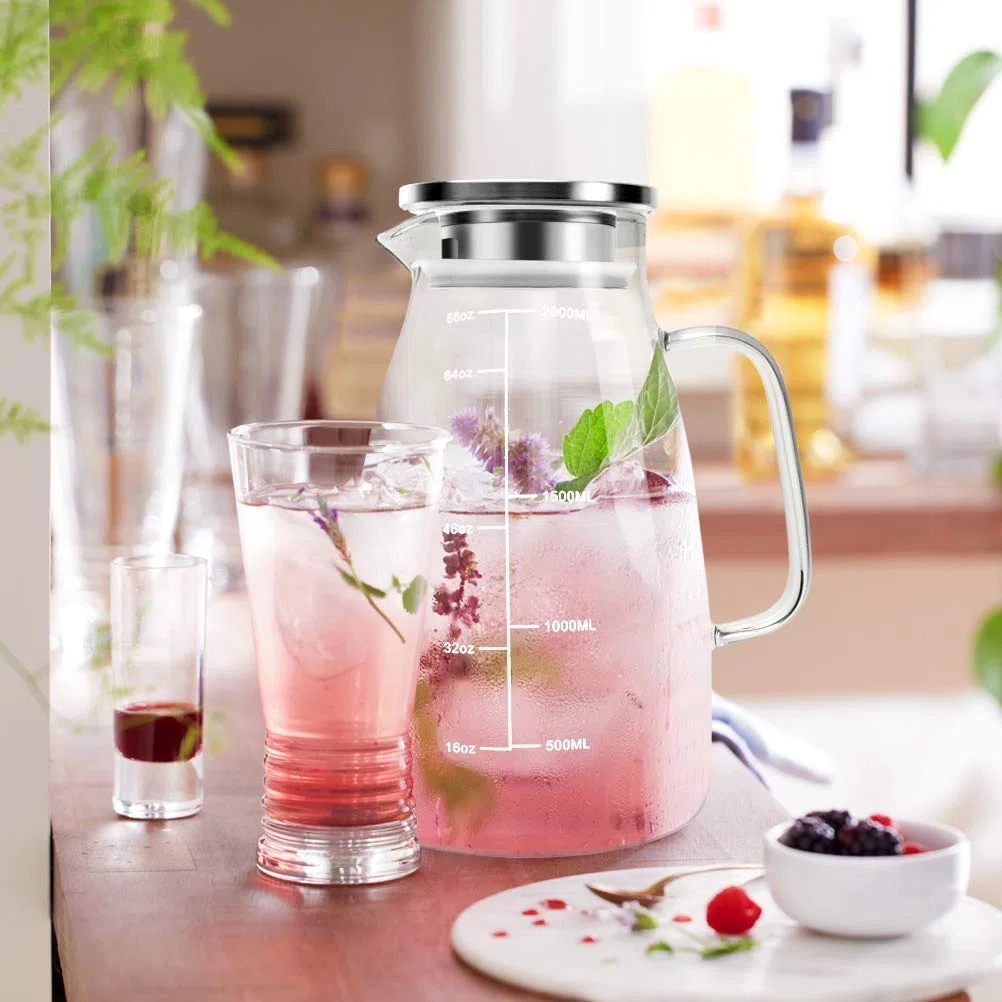 Caraffa in Vetro 2L Graduata Aofmee, Brocca con Coperchio Acciaio Inox 304, in Borosilicato, Caraffa Acqua per Frigorifero, Tè Freddo, Succo, Bevande