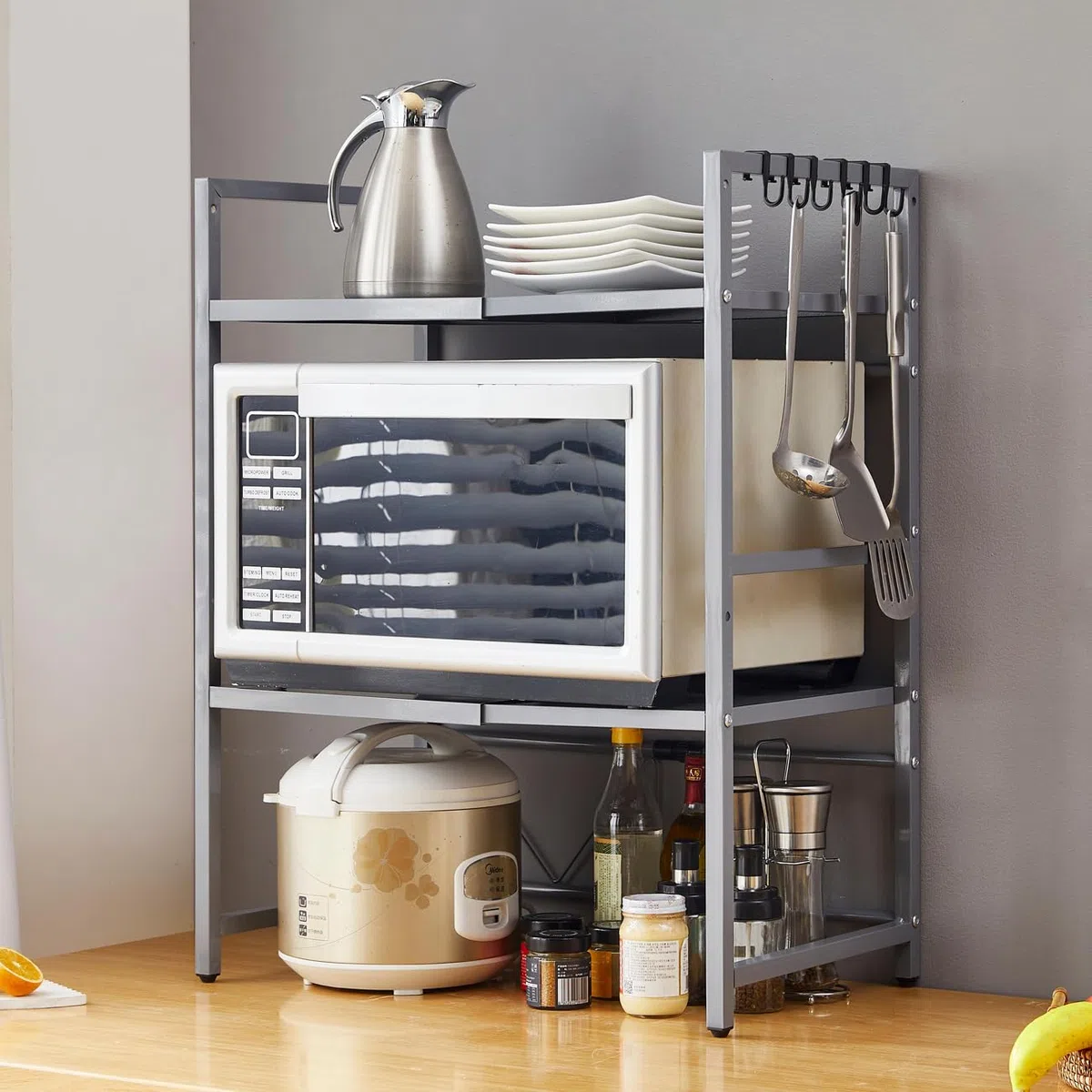 Scaffale espandibile per forno a microonde, organizer telescopico da cucina con 6 ganci, autoportante regolabile, resistente supporto per microonde, per pentole e padelle (grigio a 3 livelli)