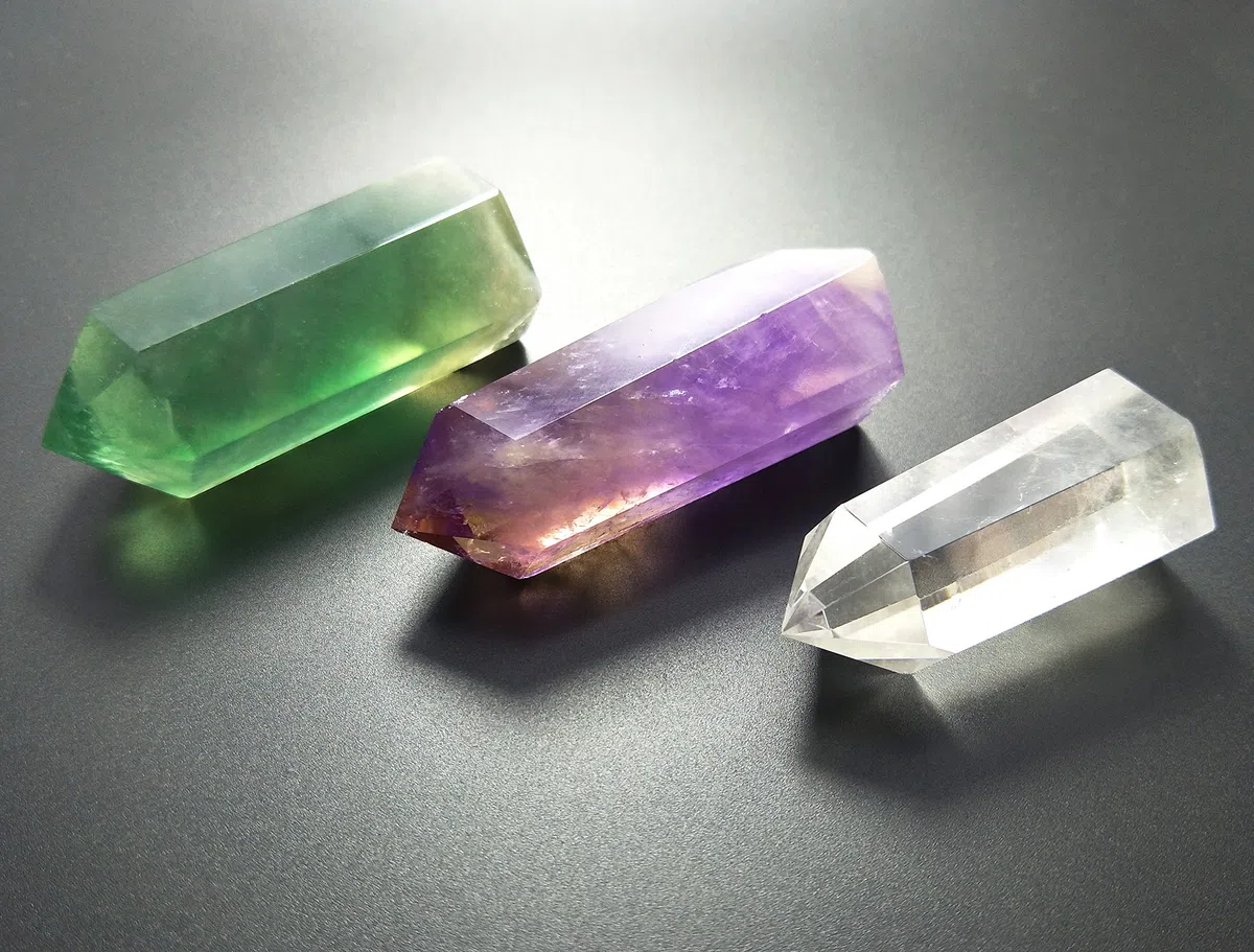 Set di 3 bacchette di cristallo curativo composto da 3 pietre: quarzo trasparente, fluorite e ametista, prisma sfaccettato appuntito, bacchette per reiki, chakra, meditazione e terapia, decorative