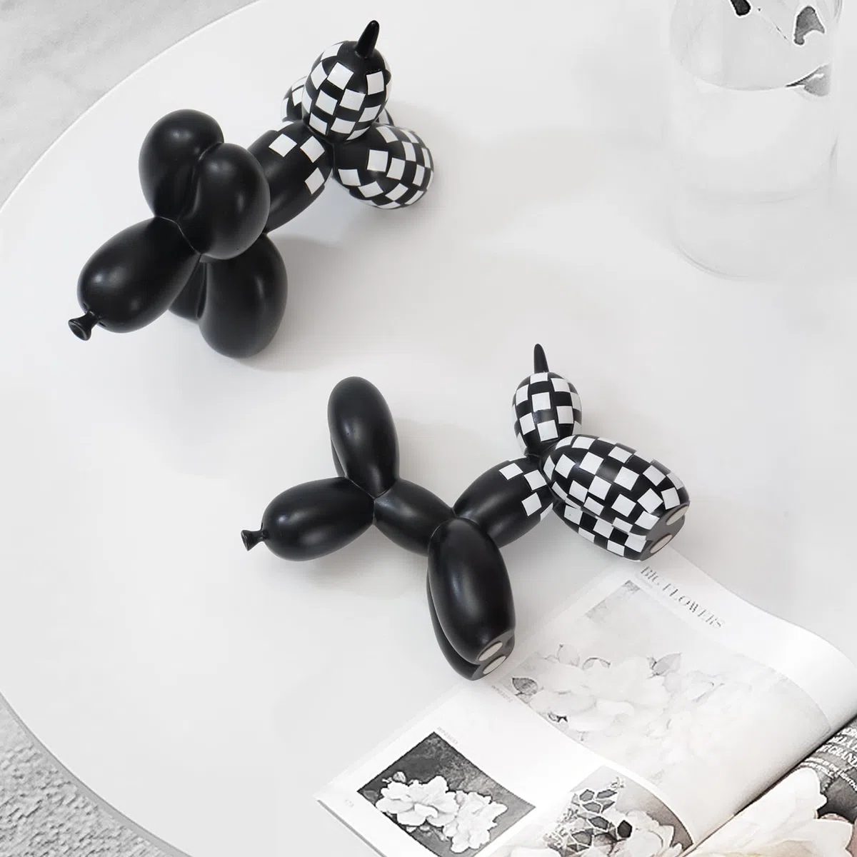 Notakia Statua a scacchi bianca e nera a scacchi con palloncino a forma di cane, decorazione per soggiorno e scrivania, fatta a mano, moderna, piccola mensola, ornamento per la casa