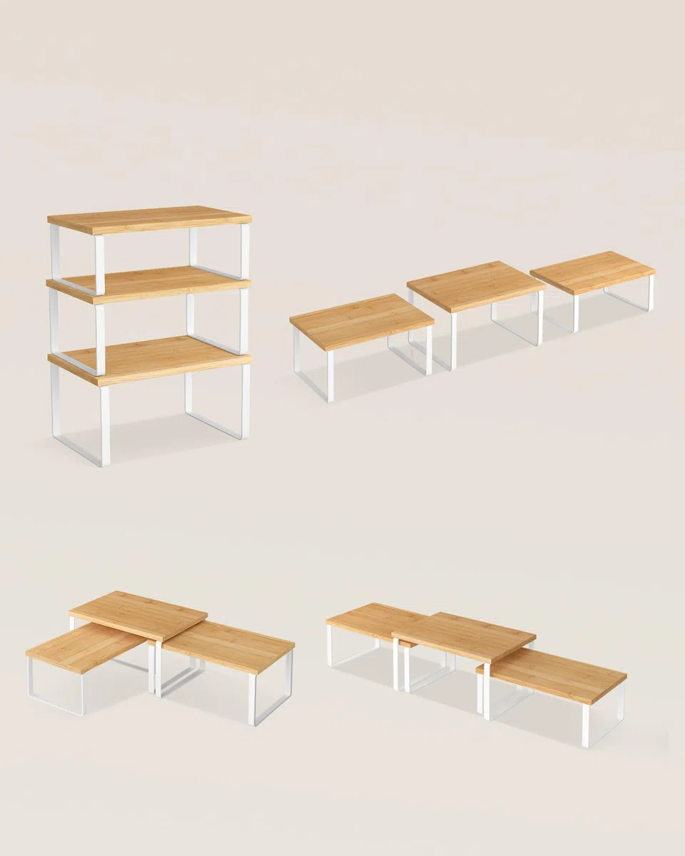 SONGMICS Organizzatori Armadio da Cucina, Set di 3 Scaffali da Banco, Impilabili, Portaspezie Espandibile, in Metallo e Legno Ingegnerizzato, Bianco Nuvola e Beige Naturale KCS014YL02