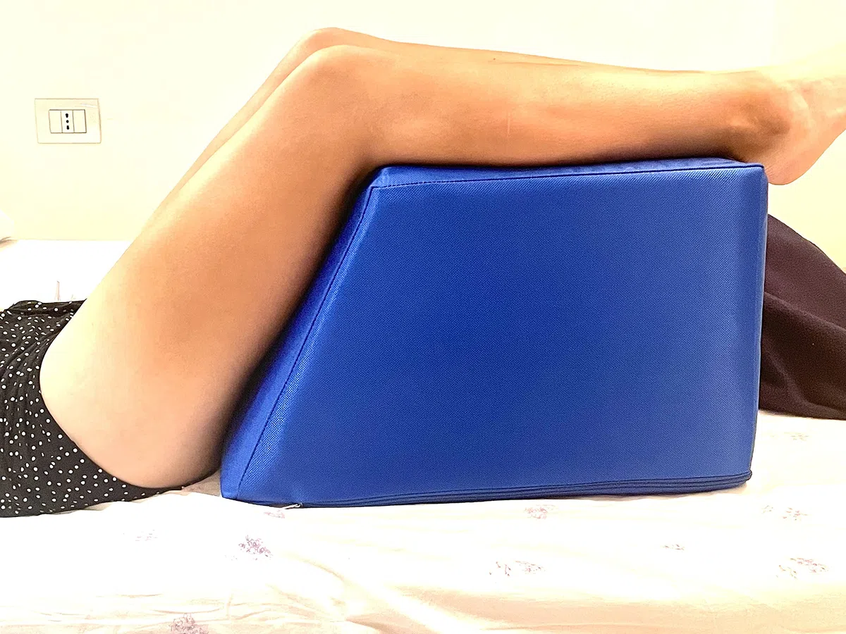 RESINGOMM Cuscino Solleva Gambe a Trapezio Supporto Ergonomico per Circolazione, Lombare e Rilassamento – Fodera Lavabile Antistrappo Made in Italy