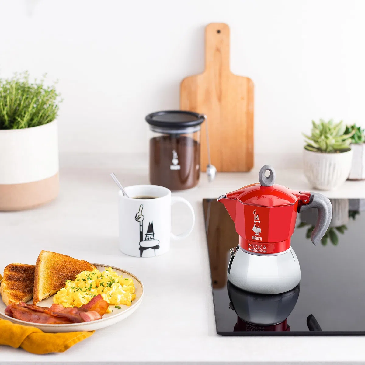 Bialetti Caffettiera Moka Induction, 4 Tazze (150 ml), Adatta a Tutti i piani cottura, Design Elegante, Rosso