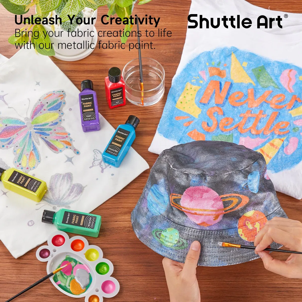 Shuttle Art 18 colori metallici per tessuti lavabili in lavatrice, colori resistenti al lavaggio in bottiglie, 60 ml, con pennelli, modelli, colori per tessuti per bambini su t-shirt, scarpe, jeans
