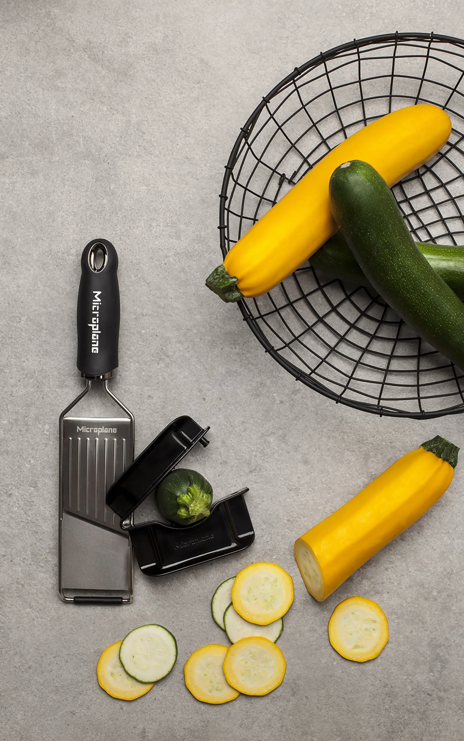 Microplane Grattugia da Cucina Mandolina Acciaio Inossidabile Nera Serie Gourmet Ideale per Patata, Carota, Cetriolo, Zucchina e Barbabietola