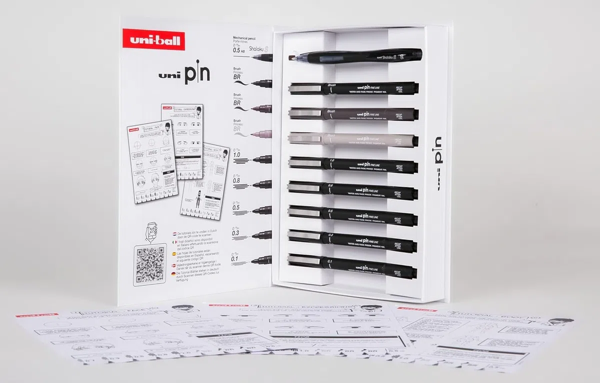 Uni Ball- Brush Pen Fine Liner per Manga, Kit Disegno Tecnico con Pennarelli Indelebili Punta Fine Professionali per Imparare a Disegnare e 1 Portamine, Set Penne Nere Calligrafia Scrittura + Tutorial