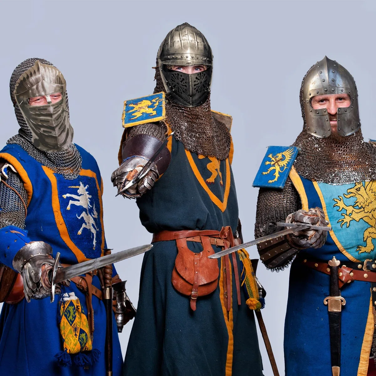 Aoriher 24 Pezzi Maschere di Carta da Cavaliere Medievale Maschera di Elmo da Cavaliere Medievale con Elastici per Cosplay Travestimenti Feste di Halloween Accessori per Costumi da Cavaliere
