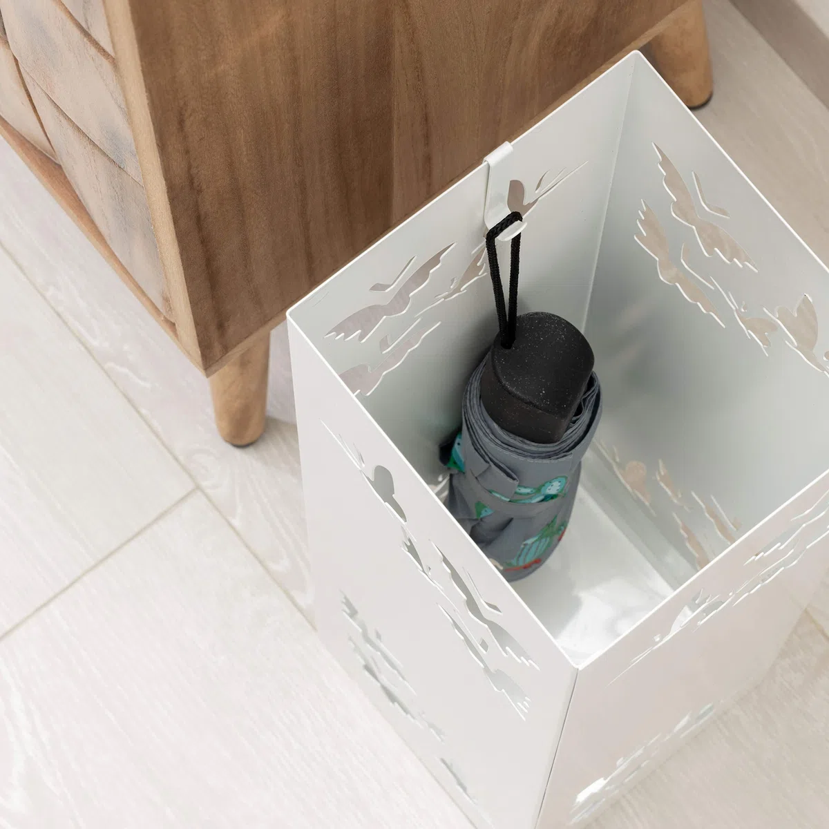 Baroni Home Portaombrelli Quadrato in Metallo con Intagli a Forma di Farfalle 15,5x15,5x49 cm con Gancino e Vaschetta Scolapioggia Rimovibile, Bianco