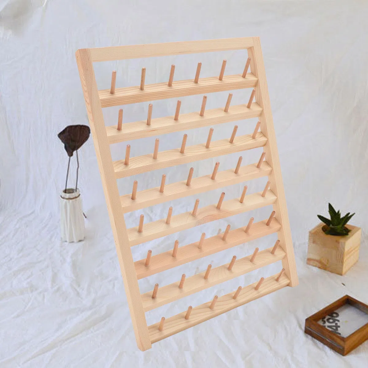 Porta rocchetti per filo da cucito da 48 pezzi, supporto da parete con ganci, organizer in legno da parete per quilting, gioielli e ricamo
