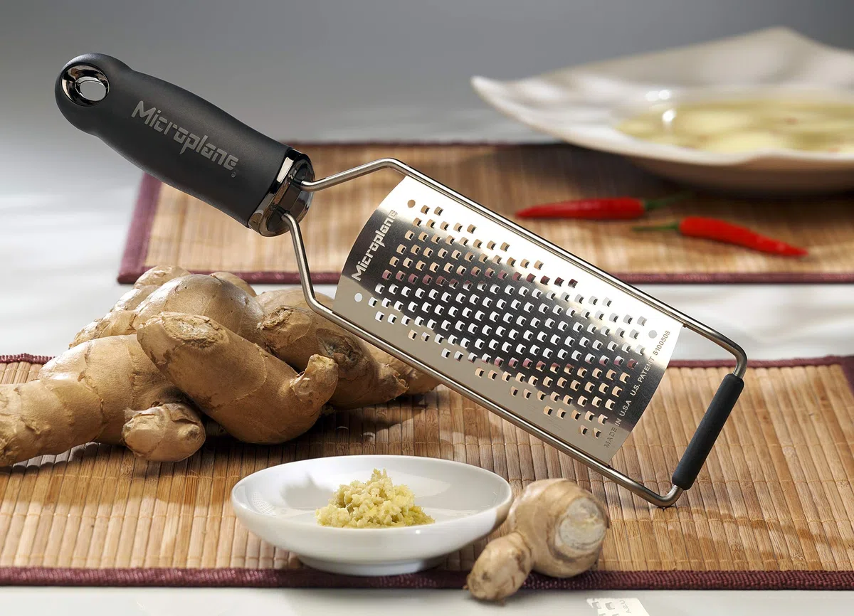 Microplane Grattugia da Cucina Lama Spessa Acciaio Inossidabile Nera Serie Gourmet Ideale per Formaggio, Carota, Zenzero, Noce di Cocco e Rafano