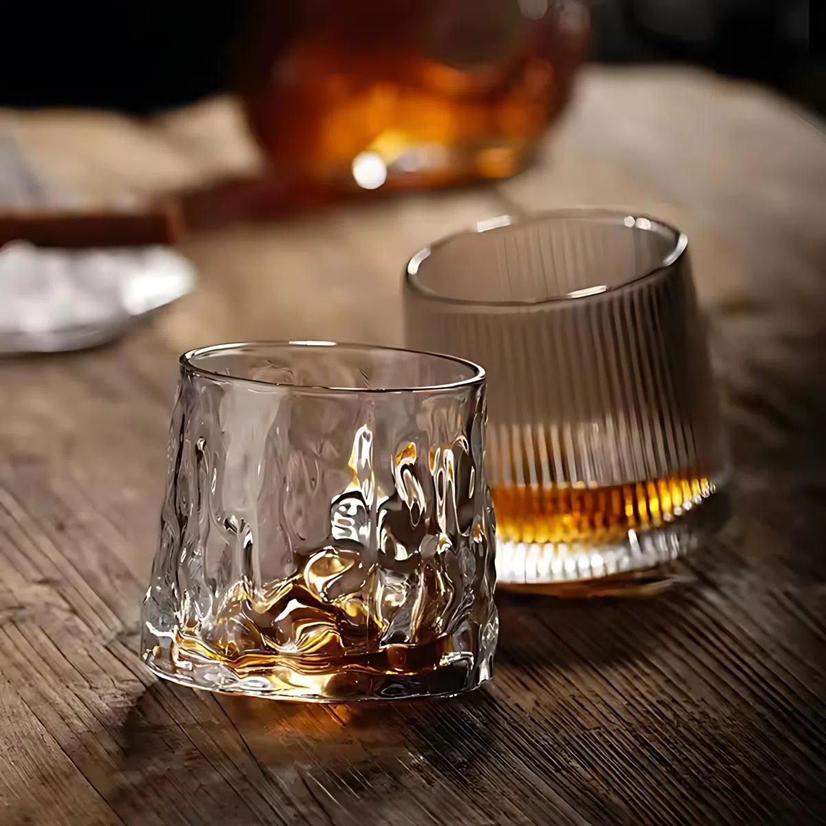 Set Bicchieri da Whisky in Vetro Rotante, Bicchieri Wisky con Fondo Sferico per Degustazione, Bicchiere Senza Gambo di Alta Qualità, 4 Pz Bicchieri Vetro Particolari per Rum, Gin, Amaro e Distillati