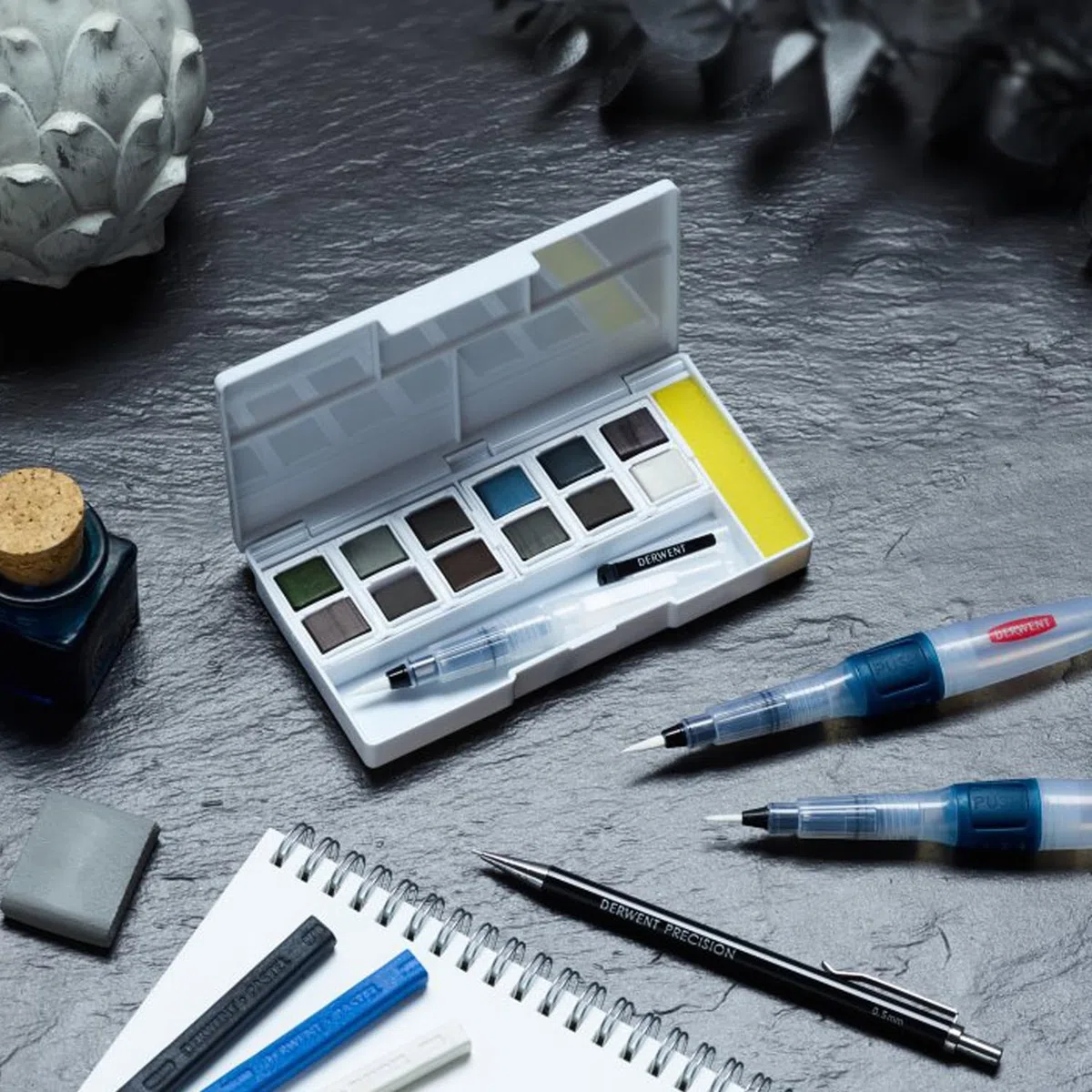 Derwent Tinted Charcoal Set di 12 Colori a Carboncino Acquarellabili e Sfumabili, Include 1 x Astuccio Portatile, 5 x Tavolozze, 1 x Mini Waterbrush ed 1 x Spugna per la Pulizia