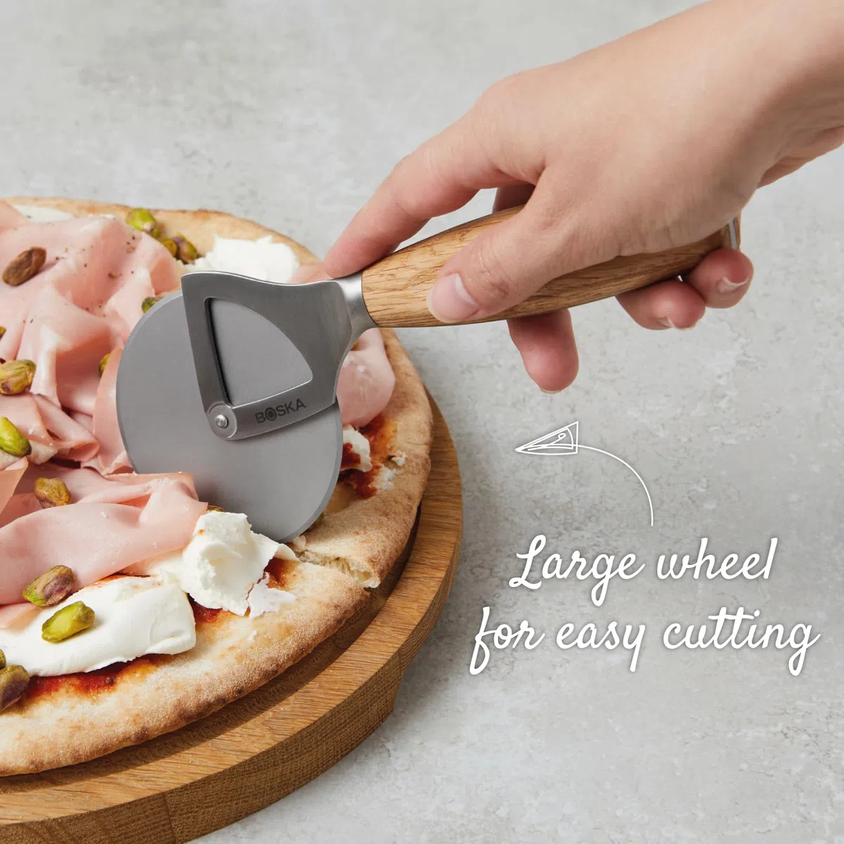 Boska Rotella Tagliapizza – Oslo+ Tagliapizza - rotella pizza - Lavabile in lavastoviglie - Acciaio inossidabile con manico in legno - Argento