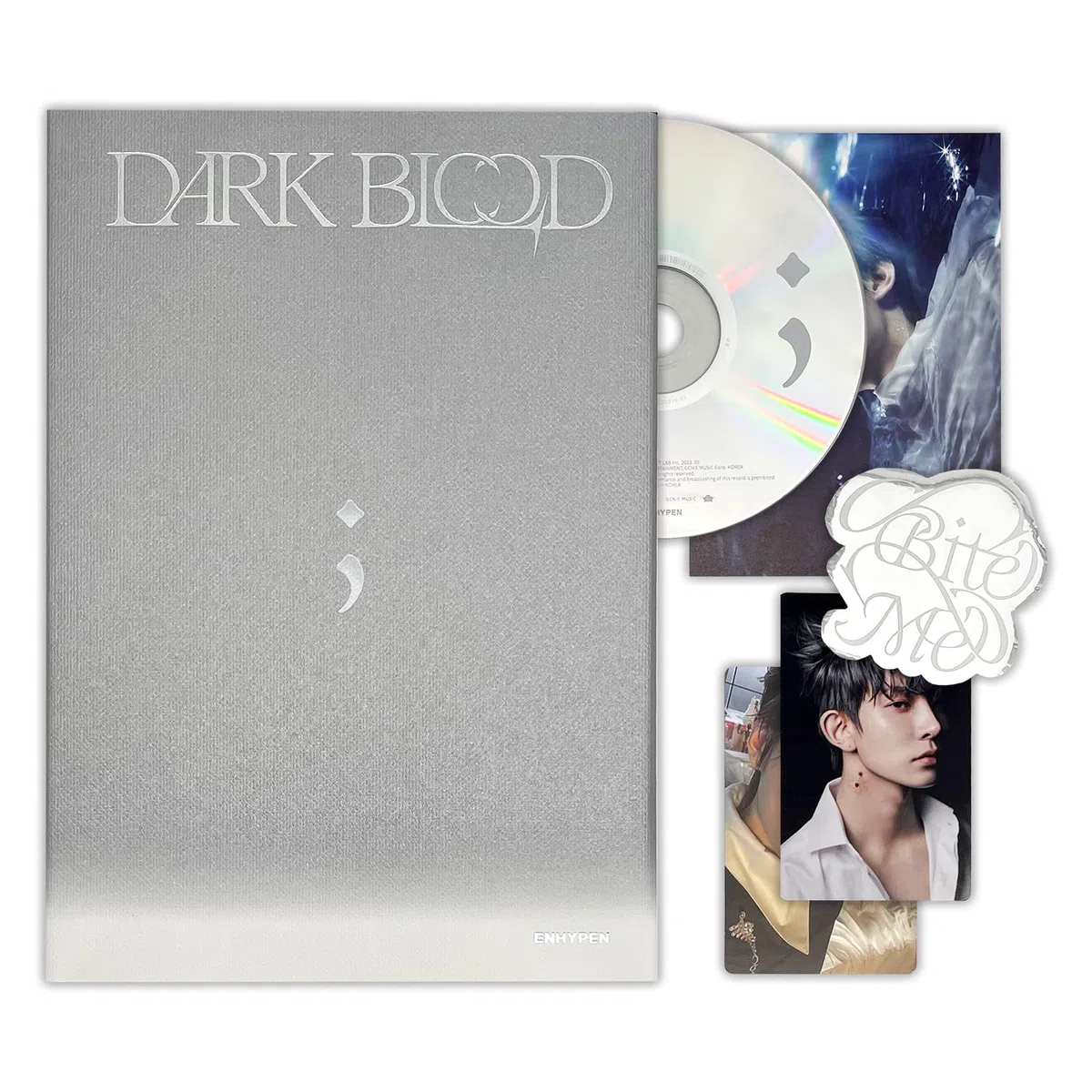 ENHYPEN - DARK BLOOD (ENGENE ver. - RANDOM) Photo Book + CD-R + Card + Concept Card + Sticker + Postcard + 2 Badges Button + 4 Foto Omaggio