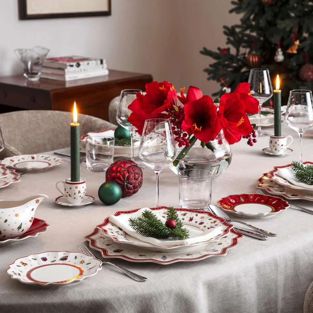 Villeroy & Boch, Toy's Delight Piatto da Pane Rosso e Bianco, Adatto per Microonde, Decorazione Natalizie, Piatto, Stoviglie, Piatto Natale, Piatto Ceramica Natale, Porcellana Premium