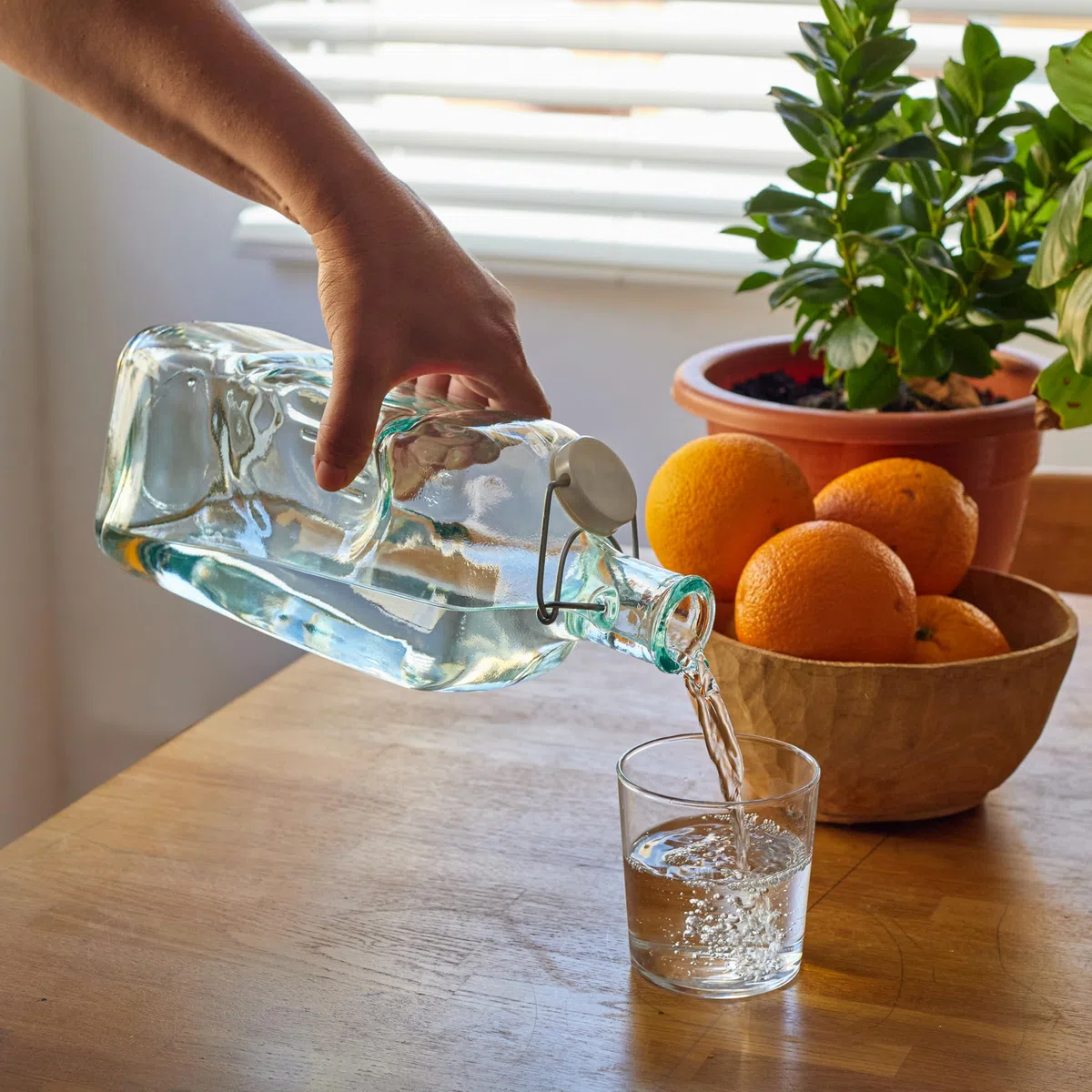 Bottiglia vetro 2 litri con tappo per acqua, succhi, latte, Bottiglie da tavola e adatto per frigorifero, Caraffa acqua vetro riciclato al 100% e senza additivi - Transparente