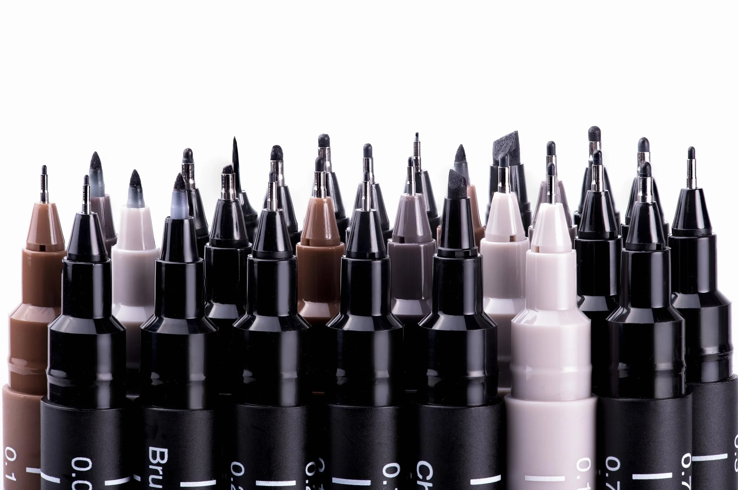 Uni Ball- Brush Pen Fine Liner per Manga, Kit Disegno Tecnico con Pennarelli Indelebili Punta Fine Professionali per Imparare a Disegnare e 1 Portamine, Set Penne Nere Calligrafia Scrittura + Tutorial